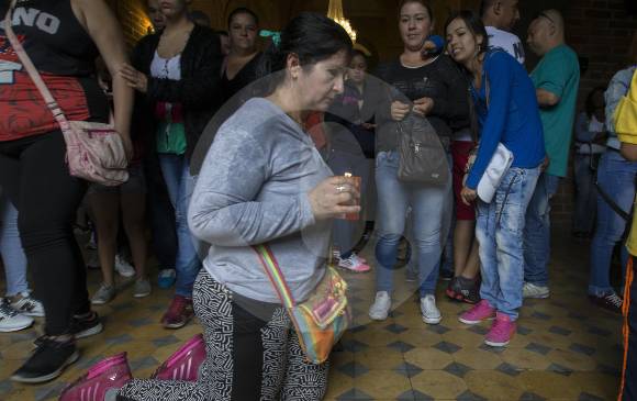 De rodillas entran muchos feligreses a agradecer los favores recibidos por el Señor Caído de Girardota. FOTOS Donaldo Zuluaga