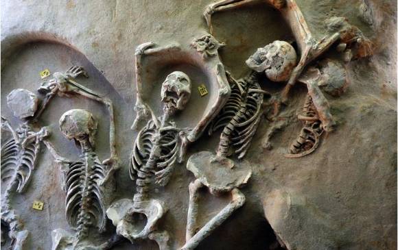 La fosa común fue hallada recientemente durante las excavaciones de una necrópolis localizada a principios del siglo XX y en la que hay tumbas que van del siglo VII al V a.C.. FOTO AFP