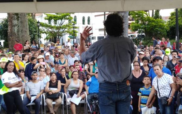 Fajardo inició una gira relámpago en Antioquia. Ayer realizó un acto público en el parque principal de Bello. FOTO cortesía campaña