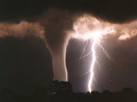Tornado y tormenta eléctrica. Foto U:S. Army