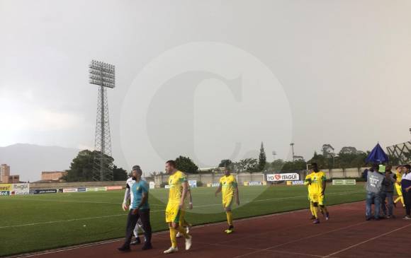Tan pronto comenzó la tormenta eléctrica el árbitro determinó suspender el encuentro para salvaguardar a los jugadores. FOTO: EDWIN BUSTAMANTE