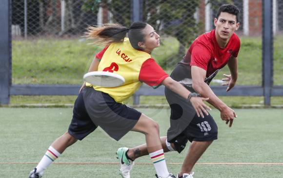 El ultimate será uno de los 31 deportes que tendrán competencia en Apartadó. Esta disciplina es la única que se disputa en la modalidad mixtos, es decir, hombres y mujeres se miden entre sí. FOTO Archivo EC