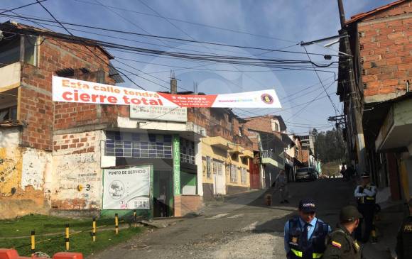 La zona alrededor del edificio Altos del Lago fue evacuada este viernes. FOTO ESTEBAN VANEGAS