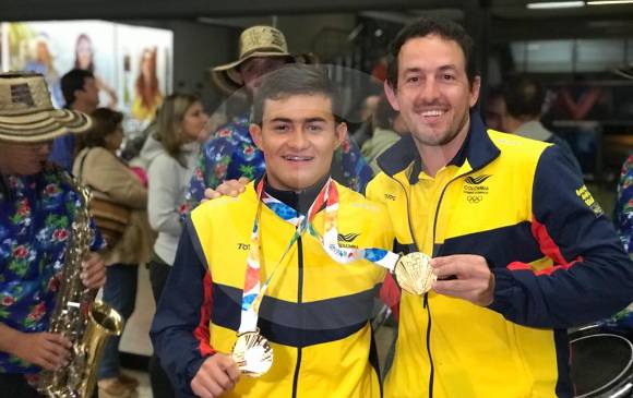 El saltador y el técnico durante su regreso de Juegos Olímpicos de la Juventud. FOTO CORTESÍA LIGA DE NATACIÓN DE ANTIOQUIA
