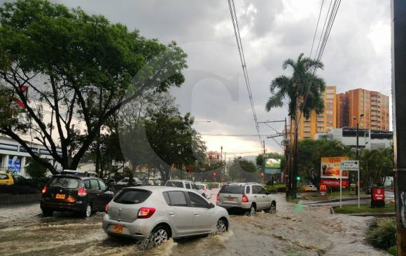 Así es la situación en el sur del Valle de Aburrá por el fuerte aguacero. FOTO CARLOS VELÁSQUEZ - JAIME PÉREZ