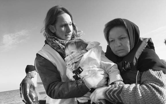 Estas fotos no tienen más descripción que la etiqueta ‘#refugees’. Sin embargo, Ai Weiwei recibe cientos de comentarios que construyen, finalmente, un debate sobre esta problemática en las redes sociales. Fotos Twitter AiWeiwei