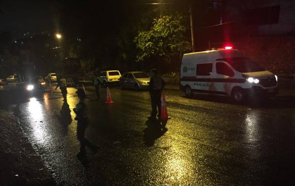 Controles de la Policía Nacional durante la noche, en calles de Bello. FOTO: Robinson Sáenz