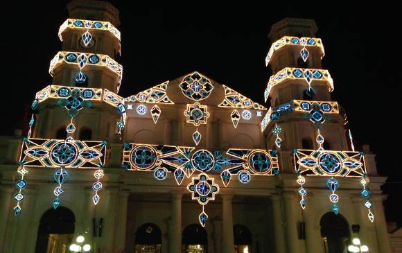 En el Parque de Envigado, la iglesia de Santa Gertrudis también está decorada acorde con la época, preparada para recibir a los devotos. 