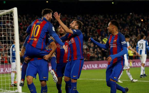 La clase de Iniesta y Messi y los dos goles anotados por Luis Suárez resultaron fundamentales en la victoria del Barça ante el Espanyol. FOTO REUTERS