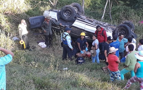 El accidente dejó dos personas muertas y dos heridas. Ocurrió en zona rural de Barbosa. FOTO: CORTESÍA BOMBEROS BARBOSA