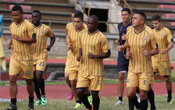 El plantel de Águilas durante una sesión de entrenamiento en Ditaires. FOTO ARCHIVO