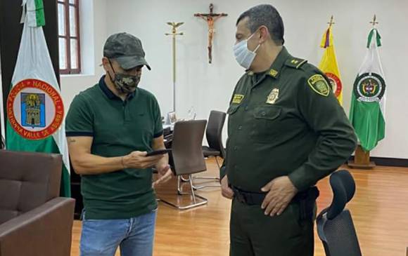 El exfutbolista Víctor Aristizábal recibió el celular de manos del general Eliécer Camacho, comandante de la Policía. FOTO CORTESIA