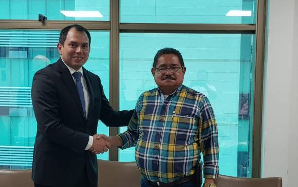 Emerson Aguirre, presidente encargado de Augura (izq.) y Guillermo Rivera, presidente de Sintrainagro. FOTO: Cortesía Augura 