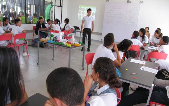 Clase de ciencias naturales de la jornada única en uno de los salones de El Zócalo, en Guatapé. FOTO Rodrigo Martínez