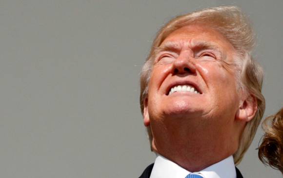 Donald Trump, presidente de los Estados Unidos, mirando el eclipse. FOTO REUTERS