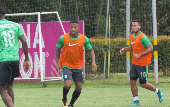 Andrés Yair Rentería Morelo, quien aparece con Juan Pablo Nieto (15), volvió al equipo que lo forjó. FOTO cortesía A. Nacional