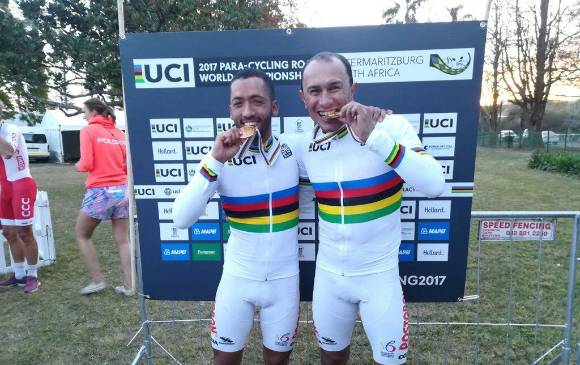 Los medallistas celebraron su victoria en el cierre del Mundial de paraciclismo en Sudáfrica. FOTO Cortesía-marlon pérez