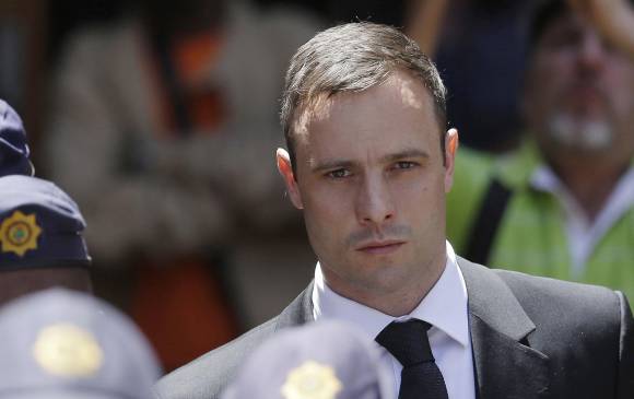 El atleta sudafricano fue condenado hace casi un año por asesinar a su novia. FOTO AP