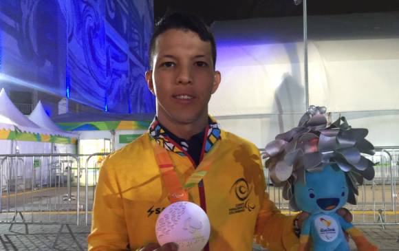 Nelson Crispín con su medalla de oro. FOTO Cortesía