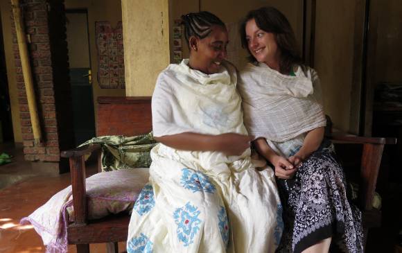Lissa en una celebración junto a su vecina Mulul. FOTOs Timothée Froment / cortesía 