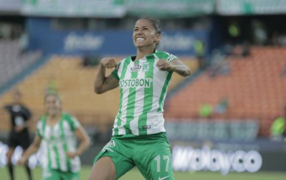 Carolina Arias y el festejo de su gol en el Atanasio. El primero de las verdolagas en la liga profesional femenina. FOTO cortesía ATL
