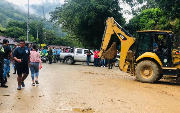 Maquinaria de Invías y funcionarios del Dagran ya se encuentran en la zona de emergencia. FOTO CORTESÍA