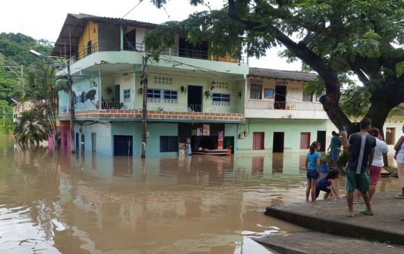 Inundaciones en Bolombolo. FOTO CORTESÍA