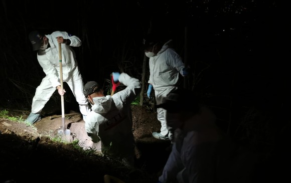 Así fue la exhumación de Heidy Ocampo en la vereda Peñolcito, de Copacabana. La mujer de 38 años vivía en el barrio Doce de Octubre, de Medellín. FOTOS CORTESÍA DE LA FISCALÍA