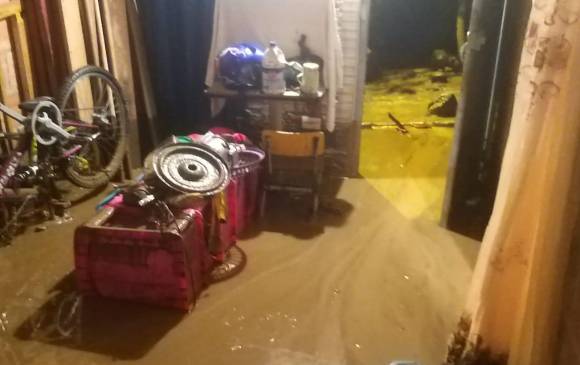 Cierre de la vía hacia Urabá e inundaciones deja el invierno en Uramita