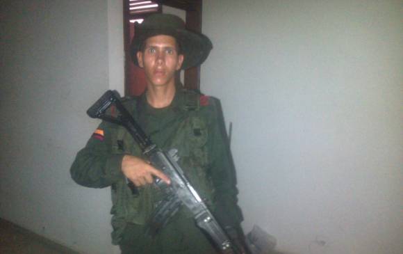 Auxiliar de policía John Jaime Oquendo, oriundo de Angelópolis, y en el círculo Édison Montoya, de Támesis. FOTO Cortesía