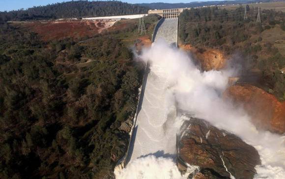Las autoridades estadounidenses trabajan sin descanso para drenar el embalse colapsado en la presa de Oroville en California. FOTO REUTERS