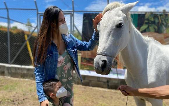 Carolina Corrales, adoptante de Palma, dice que ya ha adoptado otros dos equinos y dos terneros, y que le dará una vida digna a su nueva yegua. FOTO CORTESÍA