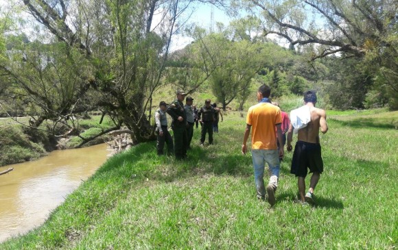 En Antioquia continúa la búsqueda de un desaparecido en la quebrada La Marinilla de El Santuario. FOTO CORTESÍA POLICÍA