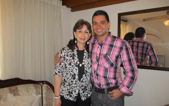 Alejandro Ramírez en compañía de su madre Piedad Acosta. FOTO CORTESÍA