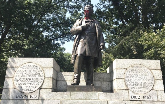 J. Marion Sims es considerado el padre de la ginecología. Su estatua fue removida ayer del Central Park, en Nueva York. FOTO CORTESIA