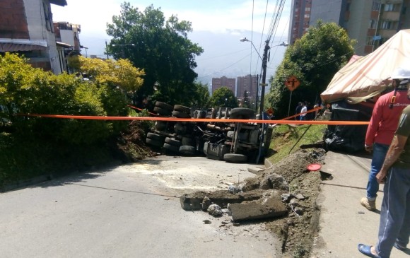 $!Accidente de tránsito en la Loma de Pajarito, en comuna 7 de Robledo. FOTO CORTESÍA GUARDIANES ANTIOQUIA