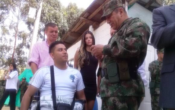 El soldado Ferney González Ramírez hacia su carrera militar con grandes sueños, pero una mina antipersona lo dejó sin piernas en Anorí. Ahora tiene casa propia y gratis. FOTO gustavo ospina zapata