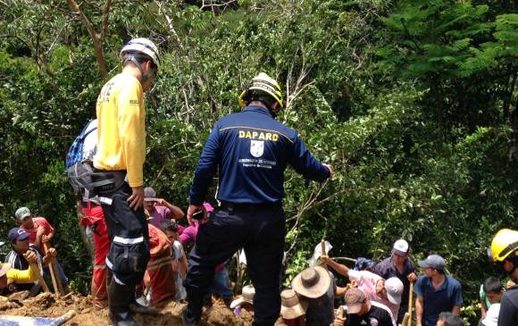 Bomberos de Cocorná, funcionarios del Dapard y campesinos de la zona trabajaron unidos para el rescate de los cadáveres de la familia Ciro Montoya en la vereda La Paila. FOTO cortesía dapard