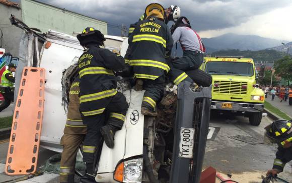 Una persona atrapada y varios heridos dejó un accidente que se presentó en la tarde de este miércoles cerca a la estación Hospital del Metro. FOTO CORTESÍA
