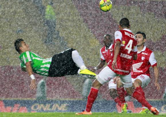 Colprensa - El agua impidió un buen desempeño de los jugadores, sobre todo en el segundo tiempo. La cancha se puso imposible para el transporte del balón.