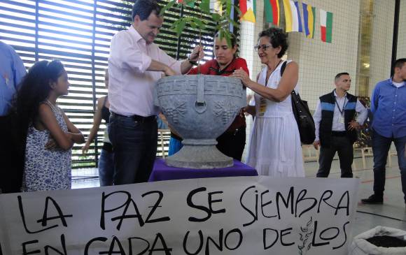Sergio Jaramillo, la alcaldesa María Giraldo y la concejal Pastora Mira sembraron un guayacán como símbolo. FOTO cortesía oacp