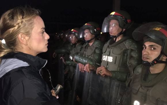 La líder Lilian Tintori a su llegada a la cárcel militar en la noche del miércoles, solicitando información de su esposo. FOTO efe
