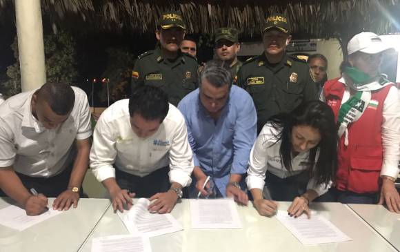 De izquierda a derecha Elióber Castañeda, de la Mesa Minera; el viceministro Carlos Cante, José Noguera, de Gran Colombia Gold, y la secretaria de Minas de Antioquia, Liz Álvarez. FOTO Cortesía