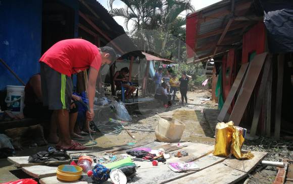 Afectados rescatan sus pertenencias.