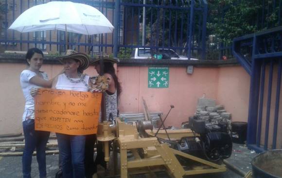 Los comerciantes dicen que estarán encadenados hasta que retiren las máquinas. FOTO Cortesía