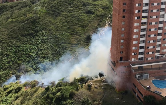 El incendio obligó a la evacuación de residentes aledaños por inhalación de humo. FOTO: CORTESÍA CARLOS COTE