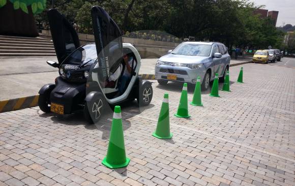 En la firma del convenio ayer en las afueras del edificio de EPM, las ensambladoras exhibieron sus autos que operan con electricidad o híbridos (con energía y gasolina). FOTO rodrigo martínez