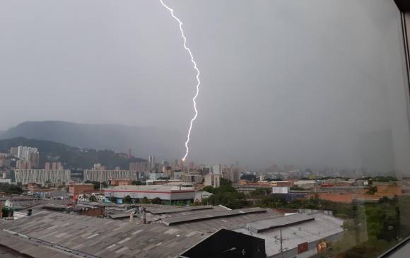 Tormenta eléctrica de este sábado en El Poblado, Medellín. FOTO CORTESÍA TWITTER BORIS RAFAEL RAMÍREZ
