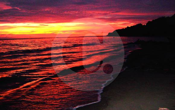 El investigador de la U. de A. dice que no han tomado fotografías con los equipos indicados para mostrar el fenómeno en Turbo. En la foto, atardecer en el golfo de Urabá. Foto donaldo zuluaga. 