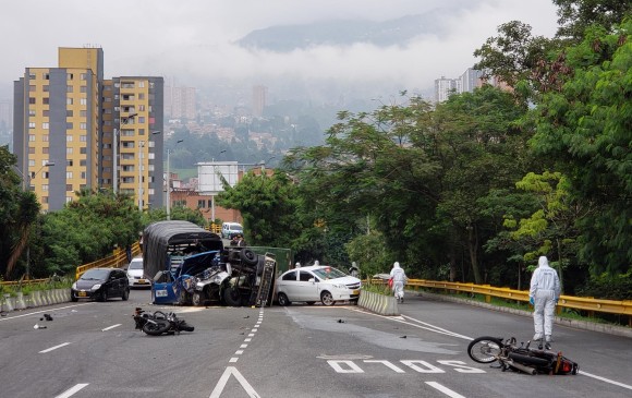 El camión azul que desencadenó el choque múltiple llegó a Medellín con una carga desde Urabá. Un kilómetro y medio antes del hecho se había quedado sin frenos. FOTO SANTIAGO OLIVARES TOBÓN